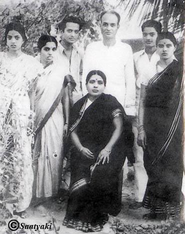 Seshendra with Parents , sibling and wife Janaki
in his ancestral Home : 1949
Thotapalli Gudur : Nellored District AP : India